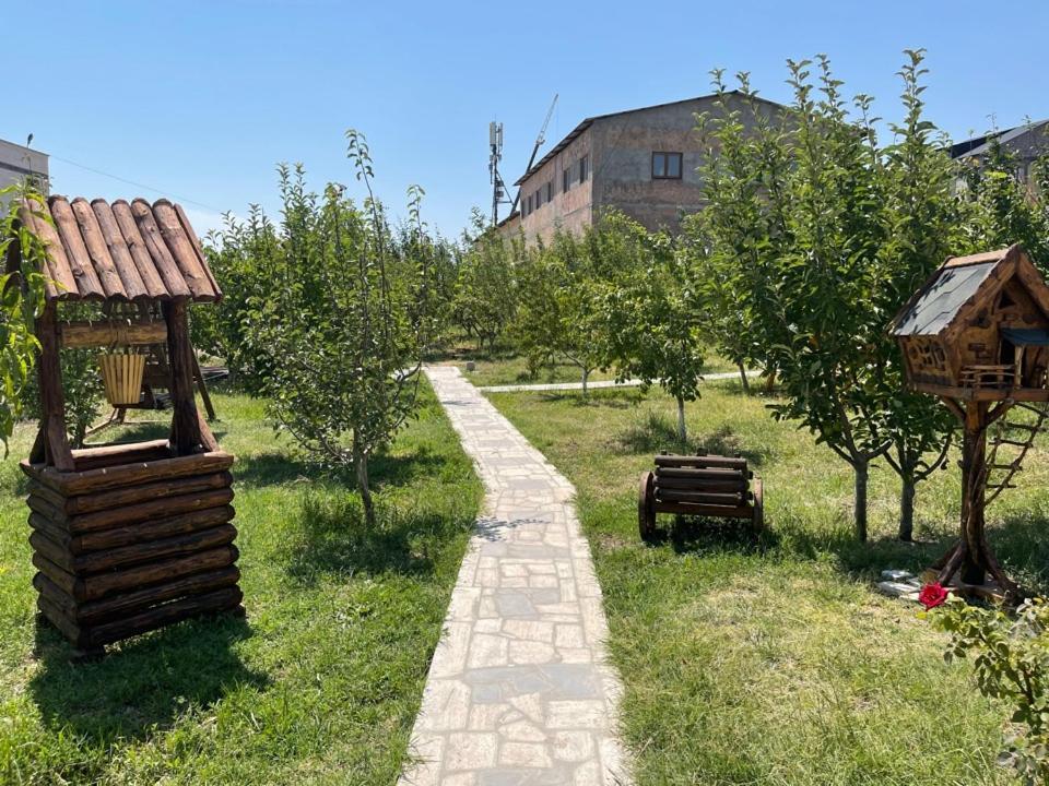 Golden Seconds Hotel Ereván Exterior foto